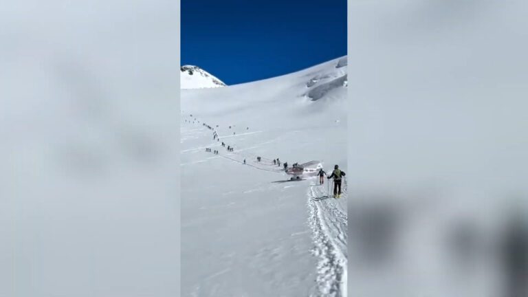 Scialpinisti in pericolo sul Monte Rosa: aereo atterra e riparte sfiorandoli – VIDEO