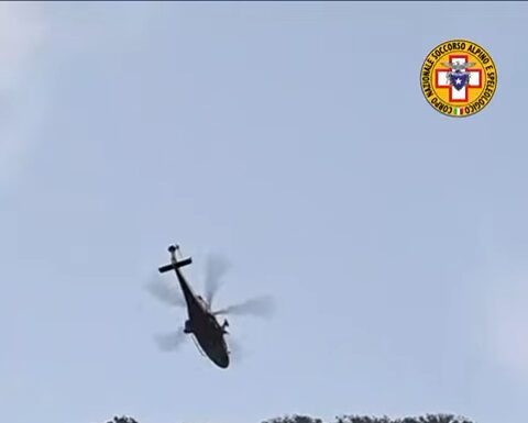 Alpinista ferita durante l’arrampicata a Gelagna Alta salvata con l’elicottero – VIDEO