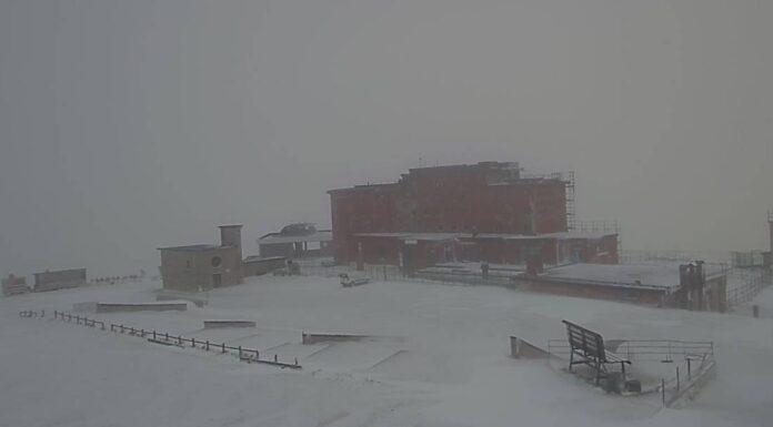 Arriva l’inverno sul Gran Sasso: prima neve a Campo Imperatore