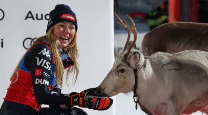 Mikaela Shiffrin vince lo slalom e conquista la sua nona renna e Babbo Natale muto!