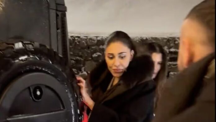 belen-rodriguez-attimi-di-tensione-sul-ghiaccio-a-st-moritz