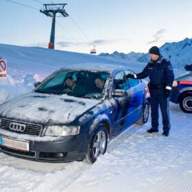 Volevano partire con gli sci ai piedi: ubriachi dormono in auto su una pista del ghiacciaio di Sölden, svegliati dalla polizia
