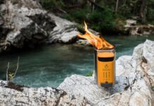 Stufa a legno portatile per riscaldare acqua e produrre energia elettrica per caricare smartphone e altri dispositivi