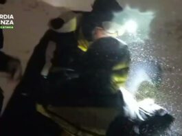 Neve e gelo sull’Etna, famiglia con bambina bloccata in auto tratta in salvo dalla Guardia di Finanza – VIDEO