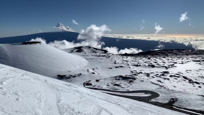 La tempesta flagella le Hawaii con neve sulle montagne e raffiche di vento e violenti pioggie – VIDEO