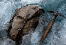 Uno zaino riemerge da un ghiacciaio dopo 63 anni: il proprietario lo aveva abbandonato per salvarsi